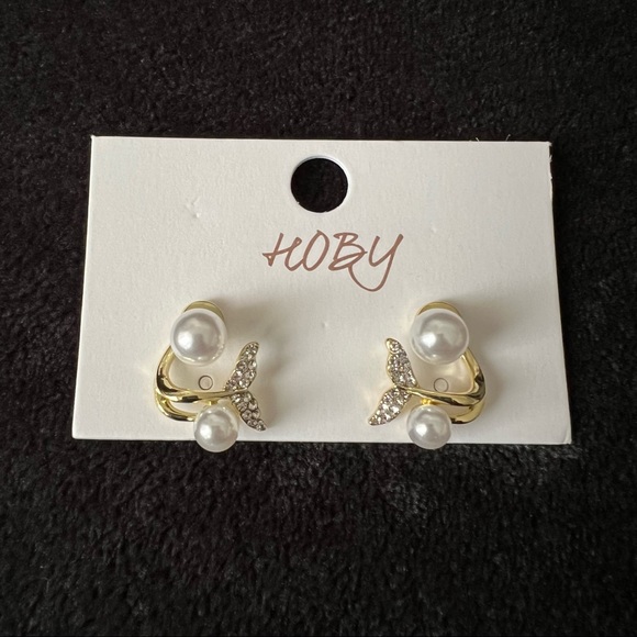 Mermaid Tail Pearl & Gold Earrings - Picture 5 of 7